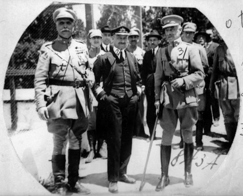 José Mendes Cabeçadas Júnior, ao centro, com os generais, Gomes da Costa, à esquerda, e Óscar Carmona, à direita, depois da conferência na Amadora, onde foi deliberada a formação dum triunvirato governativo.