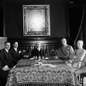 O capitão de mar-e-guerra José Mendes Cabeçadas Júnior, Presidente do Ministério, ao centro, no Palácio de Belém, presidindo à reunião inicial do I Governo da Ditadura.