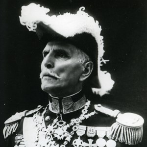 Fotografia oficial do general Manuel Gomes da Costa ostentando as suas muitas condecorações; destacam-se os dois colares — menor e maior — da Ordem Militar da Torre e Espada, correspondendo, respetivamente, aos graus de Oficial e Grande-Oficial.