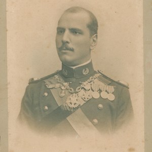 O capitão Manuel Gomes da Costa ostentando várias condecorações, entre elas, o colar e a medalha da Ordem Militar da Torre e Espada, grau de Oficial.
