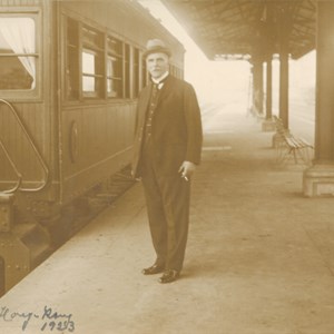 Manuel Gomes da Costa durante uma das visitas que efetuou à China e à Índia, entre 1922 e 1924; foi enviado em missão extraordinária para inspecionar os serviços militares das colónias do Oriente.