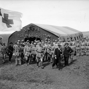 O Presidente da República José Mendes Cabeçadas Júnior acompanhado pelo ministro da Guerra e das Colónias, o general Gomes da Costa, homenageado no Campo de Aviação da Amadora.