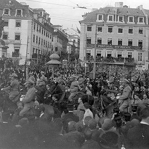 O general Manuel Gomes da Costa encabeçando as forças militares que desfilaram em Lisboa, na sequência do movimento militar nacionalista do 28 de Maio de 1926, que pôs fim à Primeira República.