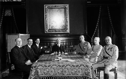 O Presidente do Ministério José Mendes Cabeçadas Júnior, ao centro, no Palácio de Belém, presidindo à reunião inicial do I Governo da Ditadura. Manuel Gomes da Costa, ministro da Guerra e das Colónias, é o terceiro a contar da direita.