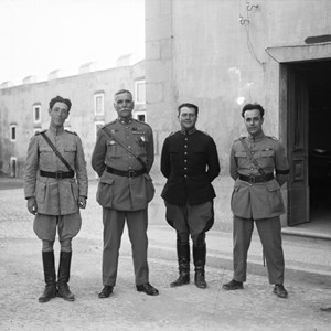 O Presidente da República Manuel Gomes da Costa, na Cidadela de Cascais, horas antes de partir para o exílio, nos Açores, acompanhado pelos seus ajudantes de campo; da esquerda para a direita: capitão Herculano Moura, tenente Pinto Correia, capitão Azinhais. Gomes da Costa foi deposto pelo golpe militar chefiado por Óscar Carmona.