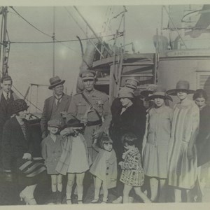 O general Manuel Gomes da Costa, à frente, com a família, antes de partir para o exílio, nos Açores, a bordo do navio «Carvalho Araújo». Gomes da Costa foi deposto pelo golpe militar liderado por Óscar Carmona, que lhe sucedeu na chefia do Estado.