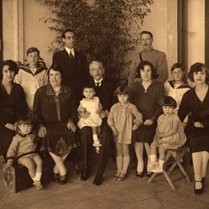 O Presidente da República Óscar Carmona, ao centro, sentado, com a mulher, filhos e netos, no Palácio da Cidadela de Cascais; aqui viveu cerca de 15 anos.