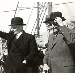 O Presidente da República Óscar Carmona, num gesto de saudação, ao lado do presidente do Conselho de Ministros Oliveira Salazar, à direita, a bordo do navio «D. Fernando».