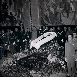 O corpo do Presidente da República Óscar Carmona em câmara ardente, no Salão Nobre da Assembleia Nacional, atual Assembleia da República.