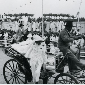 Visita do Presidente da República às colónias de África. Receção em São Tomé. O general Óscar Carmona, de uniforme branco, a descer do landau.