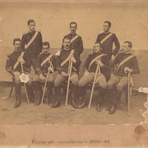 O curso para oficiais de Cavalaria de 1890-1892; Óscar Carmona é o primeiro da direita, na fila da frente. Terá sido o primeiro curso da Escola Prática de Cavalaria, em Vila Viçosa, depois de se ter autonomizado da Infantaria, que continuou a funcionar em Mafra.