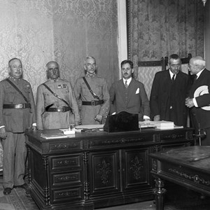 Membros do governo do general Manuel Gomes da Costa. Da esquerda para a direita: doutor Ricardo Jorge — ministro da Instrução Pública; general Sinel de Cordes — ministro das Finanças; general Felisberto Alves Pedrosa — ministro da Agricultura; general Óscar Carmona — ministro dos Negócios Estrangeiros; doutor Manuel Rodrigues Júnior — ministro da Justiça e dos Cultos; comandante Jaime Afreixo — ministro da Marinha; contra-almirante Silva Moreno.