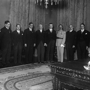 O Presidente da República Óscar Carmona, o sexto a contar da esquerda, no Palácio de Belém, com os membros do I Governo constitucional, chefiado por António de Oliveira Salazar, à direita de Óscar Carmona.
