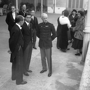 Visita do príncipe do Japão a Portugal, durante a sua viagem de núpcias à Europa. O Presidente da República Óscar Carmona, em primeiro plano, de uniforme militar, recebeu o príncipe Nobuhito Takamatsudo, ao seu lado direito, no Palácio da Cidadela de Cascais.