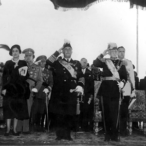 Visita do Chefe do Estado de Espanha a Portugal. O Presidente da República Óscar Carmona, em primeiro plano, à direita, fazendo continência à guarda de honra, ao lado de Francisco Franco, à direita de Carmona, na tribuna colocada na Praça do Comércio.
