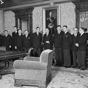 O Presidente da República Óscar Carmona, o quinto a contar da esquerda, na Sala de Estado do Palácio da Cidadela, por ocasião dos cumprimentos recebidos dos membros do Governo, pelo seu aniversário.