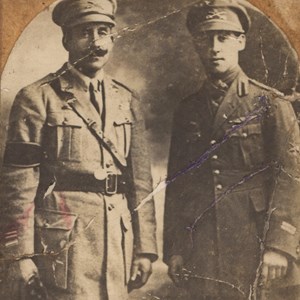 O tenente Francisco Craveiro Lopes, à direita, com o pai, tenente-coronel João Carlos Craveiro Lopes.