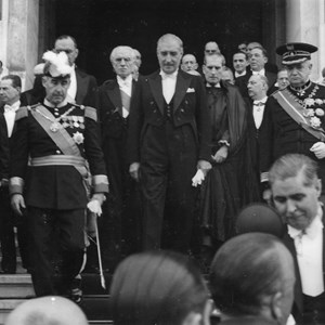 O Presidente da República Francisco Craveiro Lopes, à esquerda, de uniforme militar, acompanhado pelo presidente do Conselho de Ministros, António de Oliveira Salazar, ao centro, em primeiro plano, à saída das cerimónias fúnebres da Rainha D. Amélia, na igreja de São Vicente de Fora.