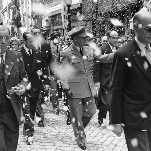 Comemorações do centenário da elevação de Guimarães a cidade. O Presidente da República Francisco Craveiro Lopes, ao centro, de uniforme, acompanhado pelo ministro do Interior, Joaquim Trigo de Negreiros, o segundo a contar da esquerda, saudando a população.