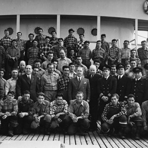 O Presidente da República Francisco Craveiro Lopes, ao centro, na segunda fila, com a tripulação do navio bacalhoeiro «David Melgueiro», antes de partir para a pesca do bacalhau.