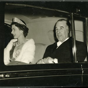 Visita oficial da Rainha Isabel II de Inglaterra a Portugal. Sentados no 
Rolls-Royce Phantom III, comprado pelo Estado português para a ocasião, seguem: a Rainha Isabel II, à esquerda, e o Presidente da República Francisco Craveiro Lopes, à direita.