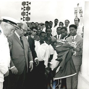 Visita do Presidente da República Américo Tomás às colónias de África. O Chefe do Estado, o primeiro, à esquerda, na inauguração do monumento aos descobridores da ilha do Príncipe. Tratou-se da única cerimónia realizada após notícia da morte do presidente do Conselho de Ministros Oliveira Salazar.