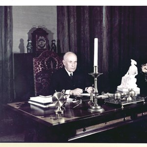 O Presidente da República Américo Tomás no seu gabinete de trabalho, no Palácio de Belém.