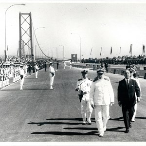 O Presidente da República Américo Tomás, à frente, à esquerda, na cerimónia de inauguração da ponte sobre o Tejo, então chamada «Ponte Salazar», hoje «Ponte 25 de Abril».