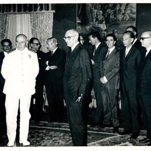 O Governo, chefiado por Marcelo Caetano, em destaque, ao centro, felicita o Presidente da República Américo Tomás, à esquerda, de uniforme branco, pela sua promoção a almirante.