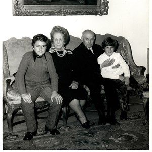 O Presidente da República Américo Tomás e sua mulher, Gertrudes Ribeiro da Costa Tomás, com os dois netos, João Paulo e Rui Miguel, no Palácio de Belém.