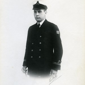 O oficial de Marinha Américo Tomás, com o posto de segundo-tenente, durante uma comissão na ilha da Madeira.