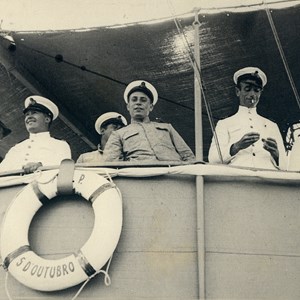 Américo Tomás, ao centro, olhando para a objetiva, a bordo do navio «5 de Outubro».