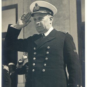 Comemorações do Dia da Marinha no Alfeite. O ministro da Marinha Américo Tomás fazendo continência à guarda de honra.