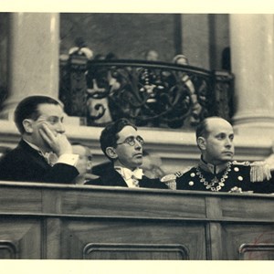 O comandante Américo Tomás, à direita, na Assembleia Nacional (atual Assembleia da República), assistindo à sessão comemorativa de «10 anos de finanças em ordem». Ostenta o colar da Ordem Militar de Santiago da Espada, grau de Oficial.