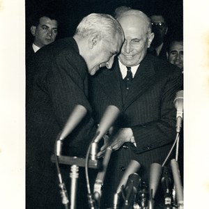 Comício de apoio à candidatura presidencial de Américo Tomás, à direita, realizado no Pavilhão dos Desportos, com a presença do presidente do Conselho de Ministros Oliveira Salazar, à esquerda.