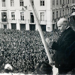 O Presidente da República Américo Tomás, na varanda da Câmara Municipal de Lisboa, saudando os manifestantes que protestam contra a Declaração sobre a Concessão de Independência aos Países e Povos Coloniais, aprovada pela Organização das Nações Unidas (ONU).