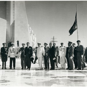 Comemorações do V Centenário da Morte do Infante D. Henrique. O Presidente da República Américo Tomás, ao centro, de uniforme branco, acompanhado pelo Chefe do Estado do Brasil Juscelino Kubitscheck de Oliveira, à direita de Presidente de Portugal, junto ao Padrão do Descobrimentos.