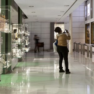 Visitantes fotografam retratos oficiais dos Presidentes da República; é possível ver, ainda, os vídeos biográficos dos Presidentes do período democrático (lado direito) e presentes de Estado (à esquerda).