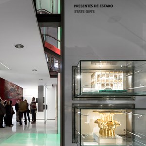 Grupo iniciando a visita ao Museu, ao fundo. Em primeiro plano, presentes de Estado.