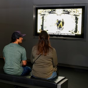 Visitantes observam o filme «Do Palácio de Belém: vivências».