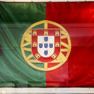 Bandeira nacional de Portugal em exposição no Museu.