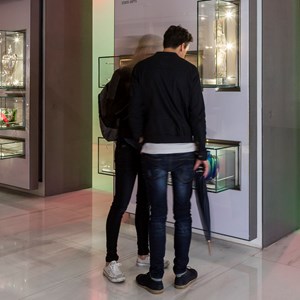 Visitantes observam um presente de Estado oferecido a Mário Soares pelo Presidente chinês Jiang Zemin, a propósito da visita de Estado à China, em 1995.