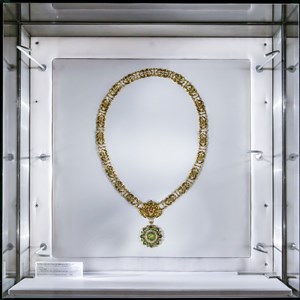 Grande Colar da Ordem da Soberania. Atribuído pelo Rei Hassan II de Marrocos ao Presidente Jorge Sampaio em 1998.