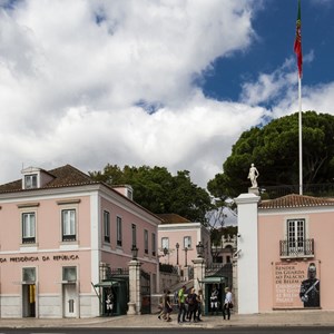 Vista parcial da fachada principal do Palácio de Belém; à esquerda, a entrada do Museu.