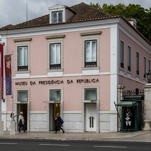 A entrada do Museu vista da praça Afonso de Albuquerque.