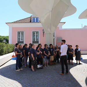 Visita guiada ao Museu da Presidência da República. Grupo proveniente de Minde no Pátio das Laranjeiras, onde é feito o acolhimento inicial dos visitantes.