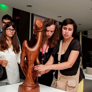 Visitantes cegos e com baixa visão tacteiam presente de estado de Moçambique. Utentes do Lar Branco Rodrigues experimentam alguns dos recursos - como mapas relevados, esculturas, documentação e indicações em Braille - que o MPR coloca ao dispor de visitantes cegos e amblíopes.