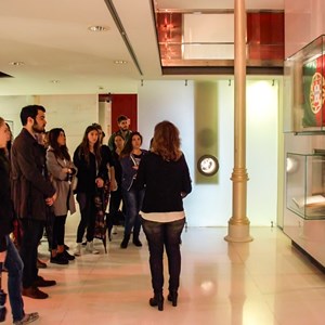 Visita guiada a grupo de estudantes do ensino superior.  Estudantes do programa «Erasmus», da Universidade Catolica, durante visita à exposição permanente do Museu.