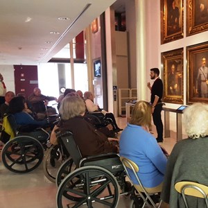 Visita guiada a grupo de seniores com mobilidade reduzida. O MPR possui infraestruturas que permitem o acesso de visitantes com dificuldades motoras.