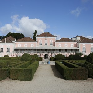 Jardim do Buxo e frontaria do Palácio de Belém.